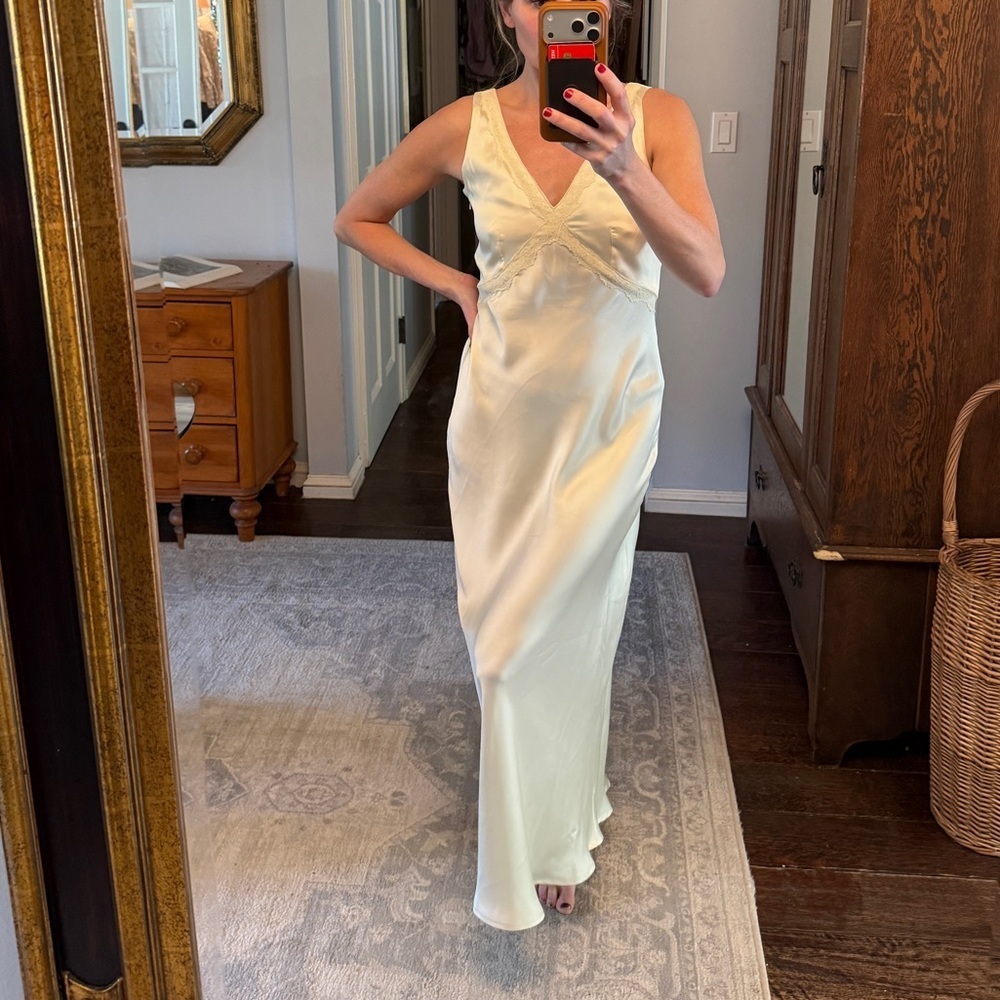 Elegant pale yellow nightgown Sleeveless Dress